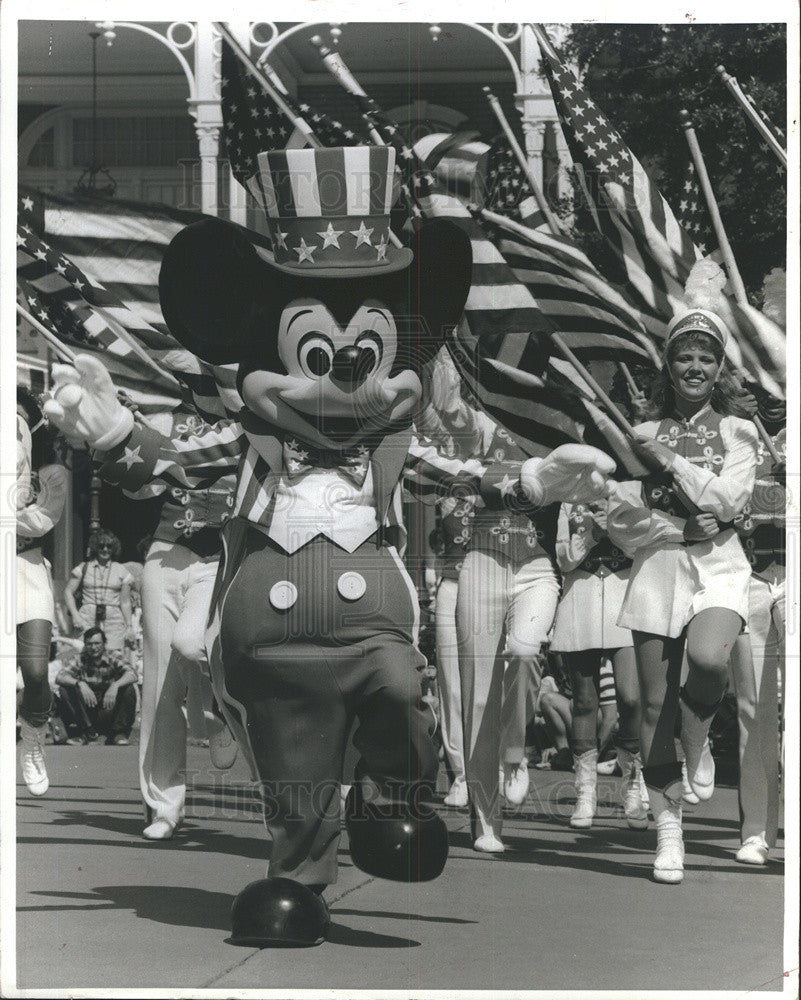 1985 Press Photo Mickey Mouse Leading 4th of July Parade Walt Disney World - Historic Images
