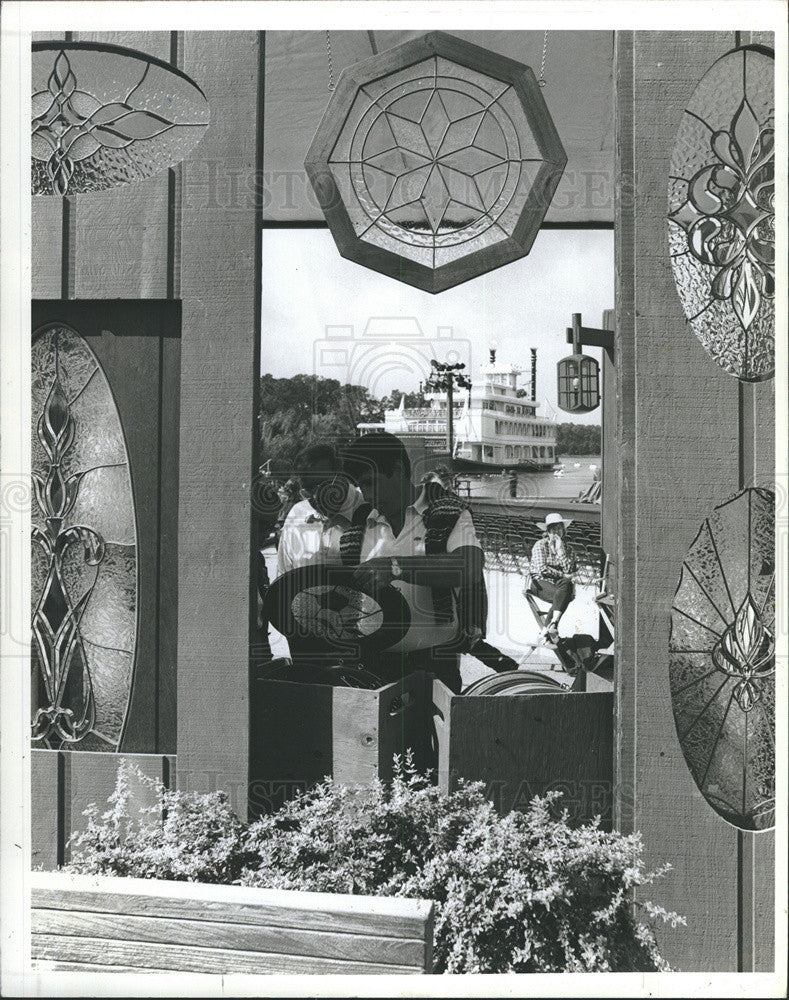 1985 Press Photo Disney World Village Glass Art Store Guests - Historic Images