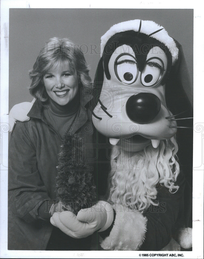 1985 Press Photo Joan Lunden,hostess of Good Morning America with Goofy - Historic Images