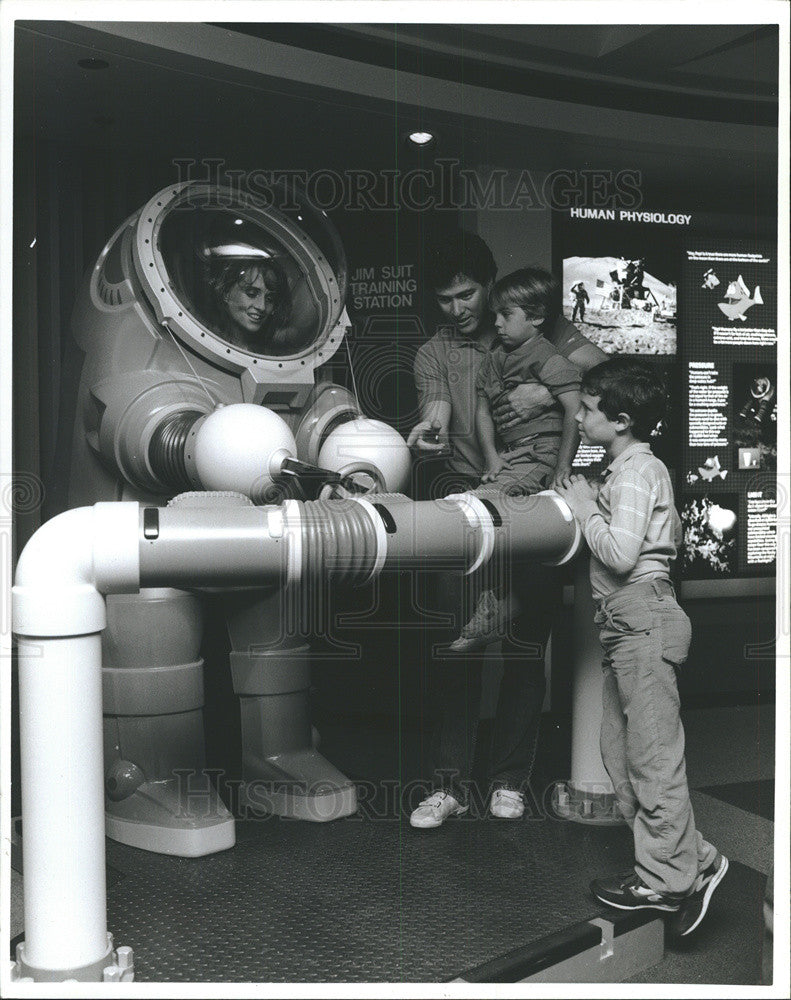 1986 Press Photo Living Seas, Epcot Center, JIM Suit Demonstration - Historic Images