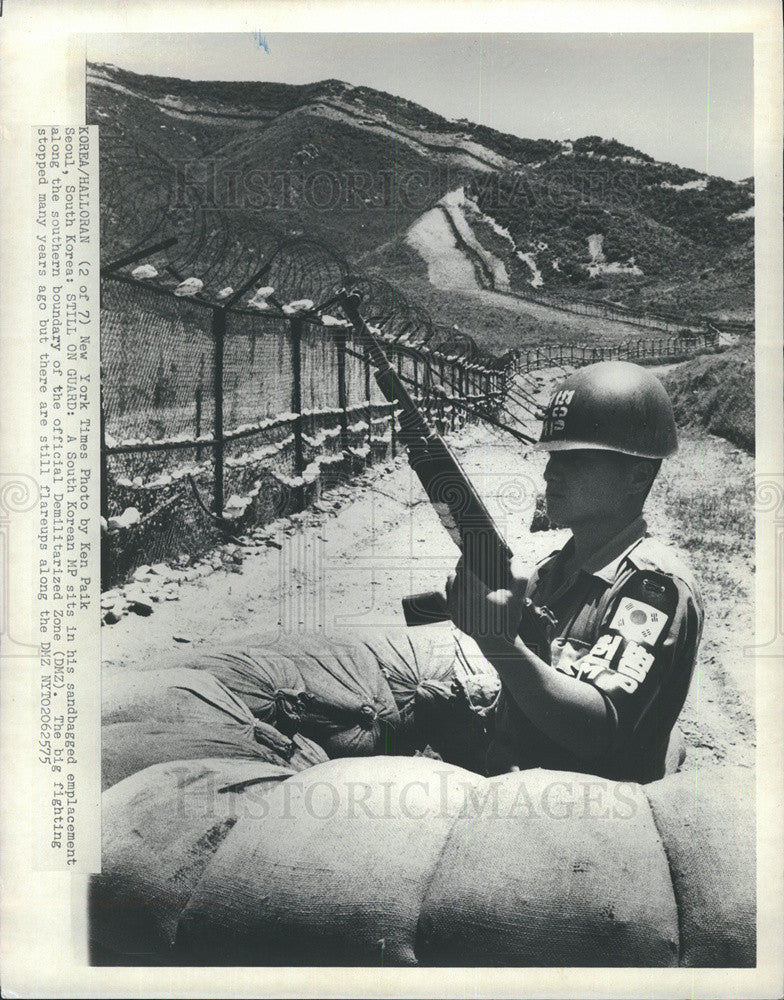 Press Photo South Korean MP in his sandbagged emplacement - Historic Images