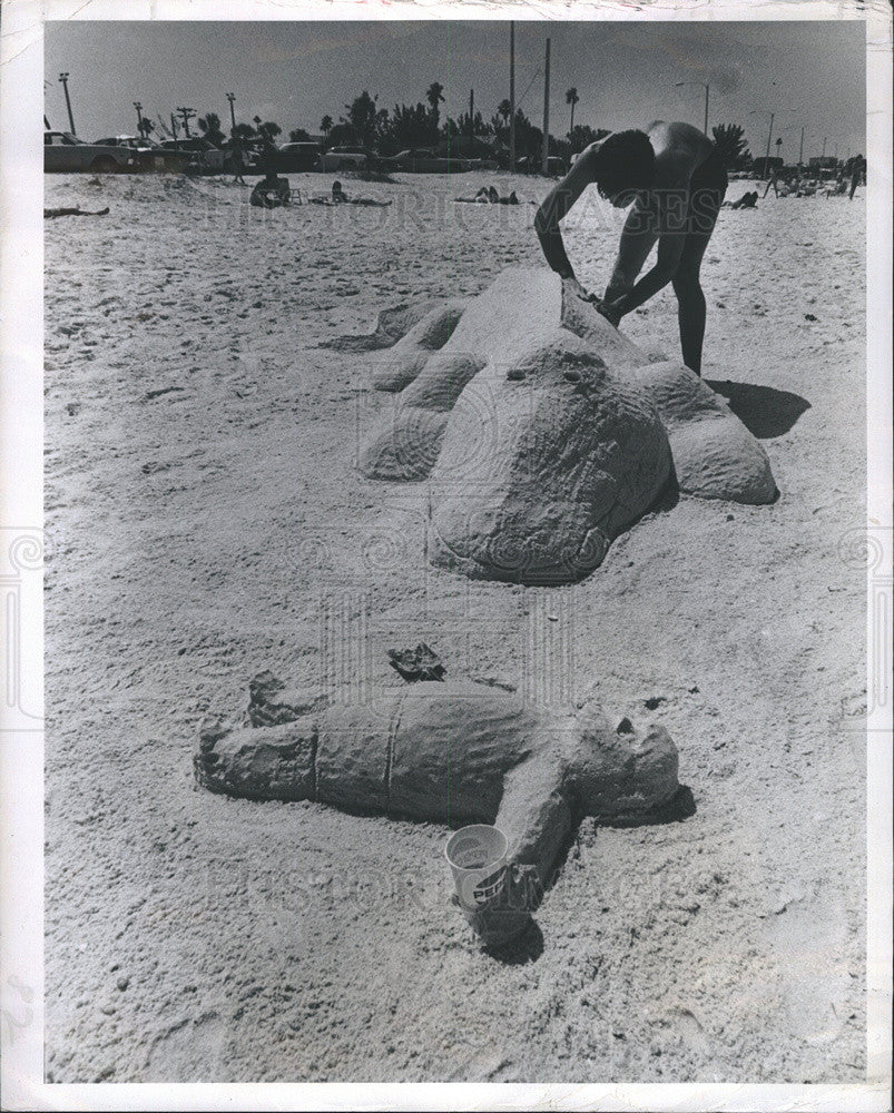 1977 Press Photo Sand sculpture at Bay Beach in Florida - Historic Images