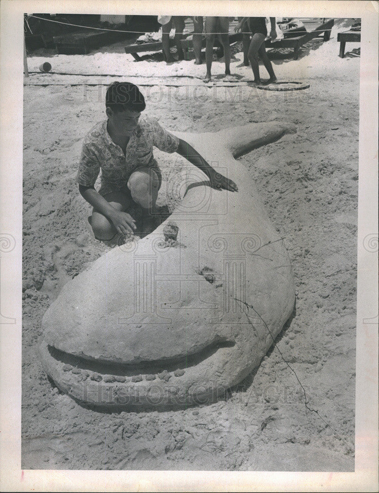 1968 Press Photo Sarasota beach Fla sand sculpture whale by Tom Stunkard - Historic Images