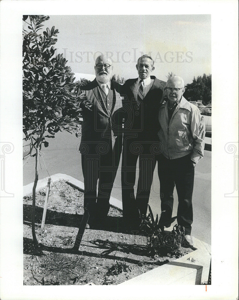 1981 Press Photo S Migliaccio,R Finke,W Watson post office beautification - Historic Images