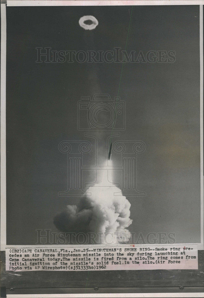 1962 Press Photo Smoke Ring Above Air Force Minuteman Missile Launch Florida - Historic Images