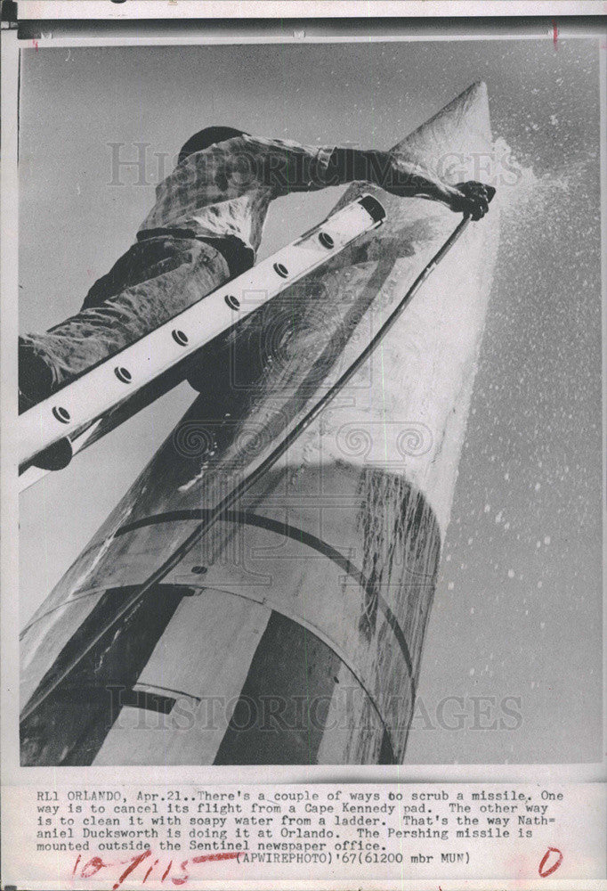1967 Press Photo Pershing Missile Cleaned Nathaniel Duckworth - Historic Images