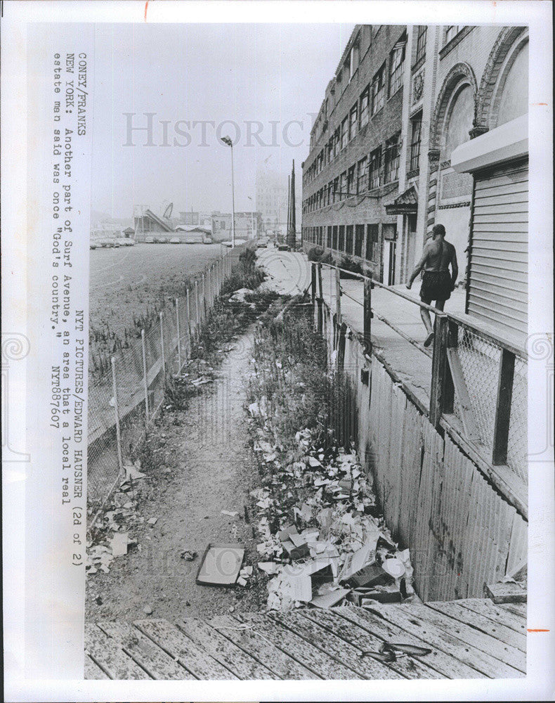 1976 Press Photo Trash Littered In Alley Way From Coney Island Goers - Historic Images