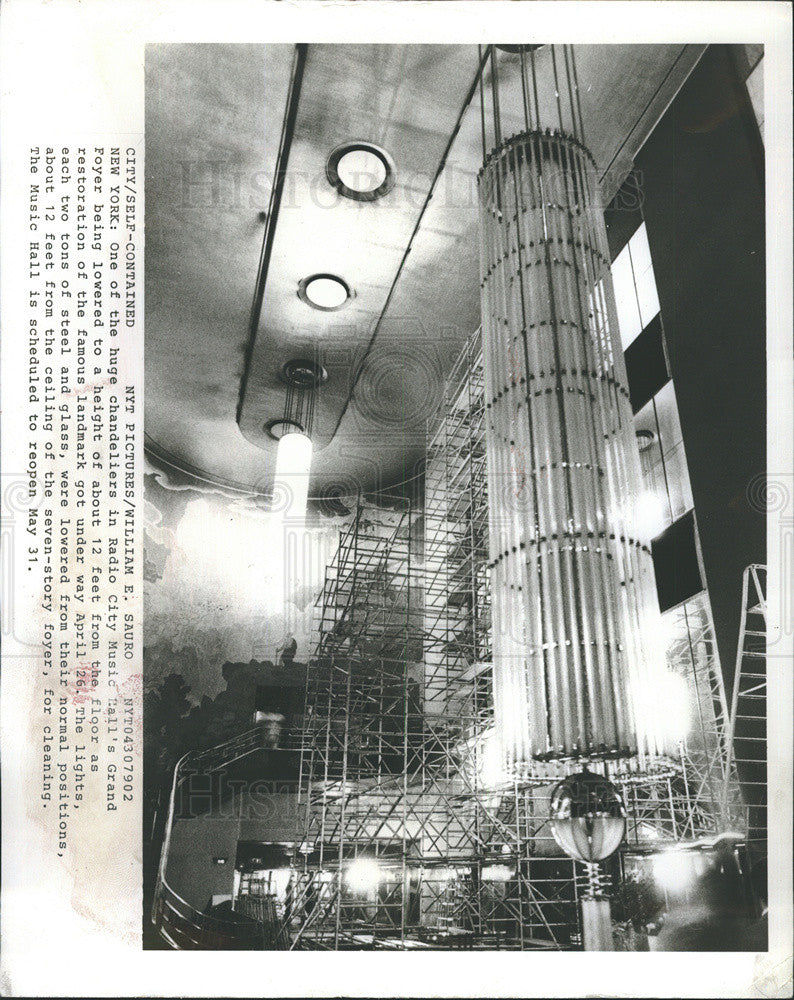 Press Photo Huge Chandeliers in Radio City Music halls grand Fowyer lowered - Historic Images