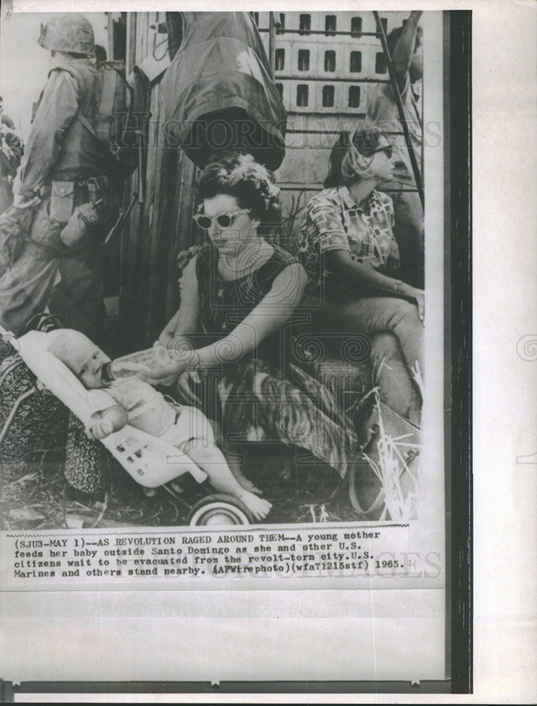 1965 Press Photo Young mom feeds her baby - Historic Images