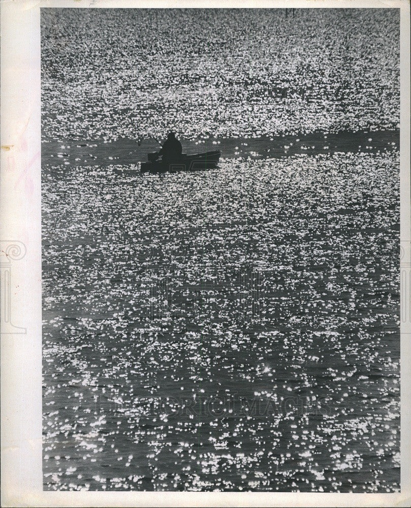 1971 Press Photo Tampa Bay Waters Sparkle In Sunlight With Lone Fisherman - Historic Images