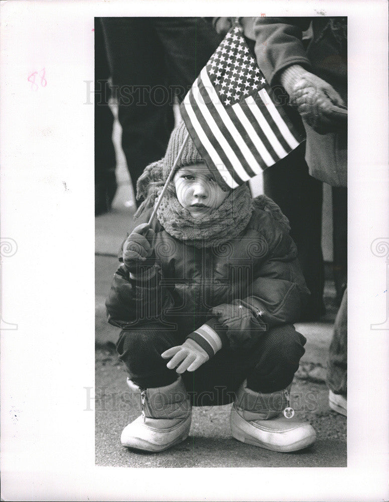1988 Press Photo Lucinda Frost, 7, watches Parade Denver - Historic Images