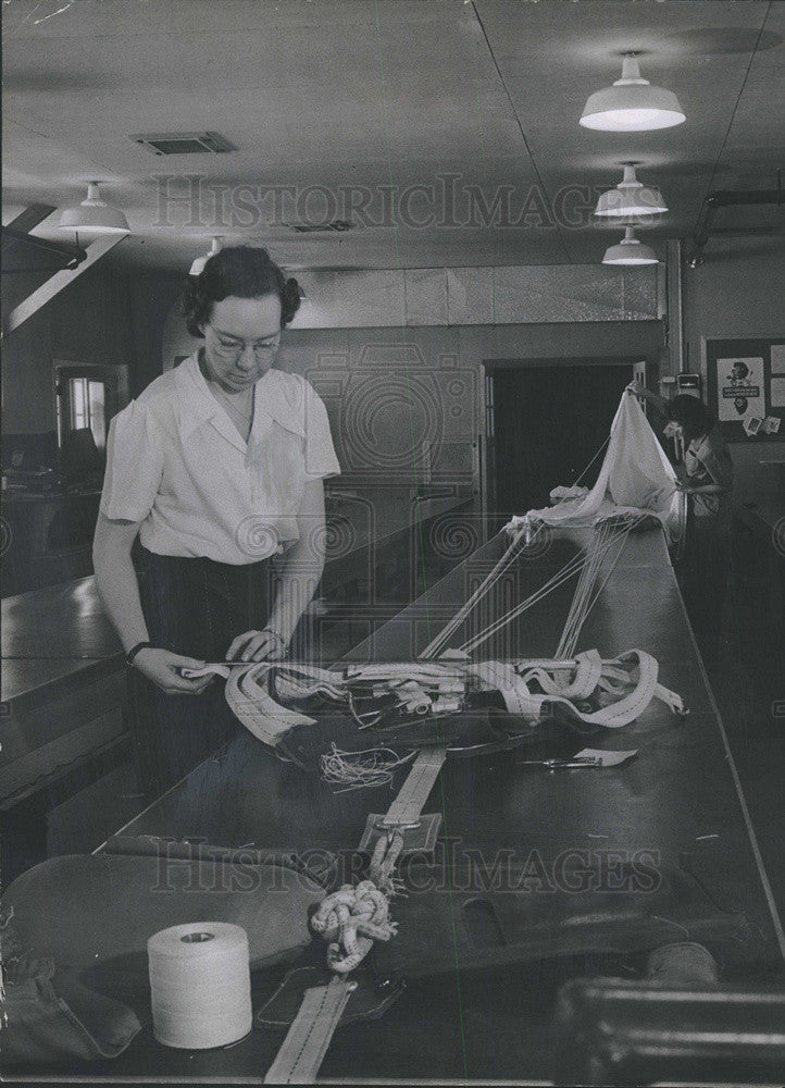 1962 Press Photo Parachutes Miss Blobaum Inspecting Miss Ballantyne Measuring - Historic Images