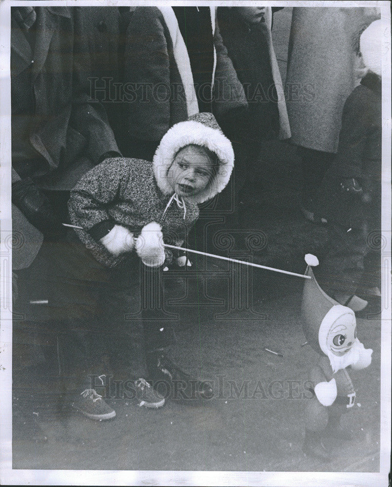 1963 Press Photo Cathy Whitehorse Santa Claus Parade - Historic Images