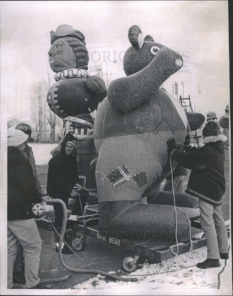 1964 Press Photo Balloons For Denver&#39;s Santa Claus Parade Being Inflated - Historic Images