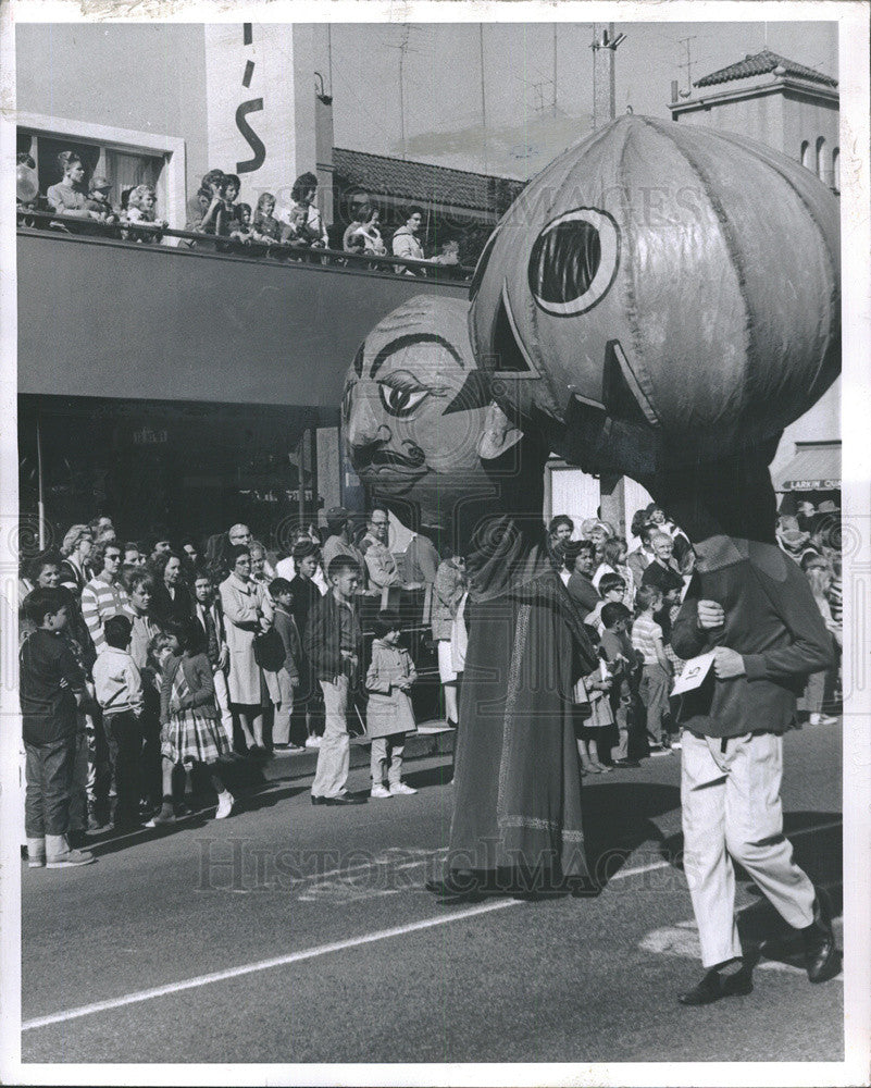 1963 Press Photo Denver Post&#39;s Santa Claus Parade With Clowns, Balloons, Floats - Historic Images