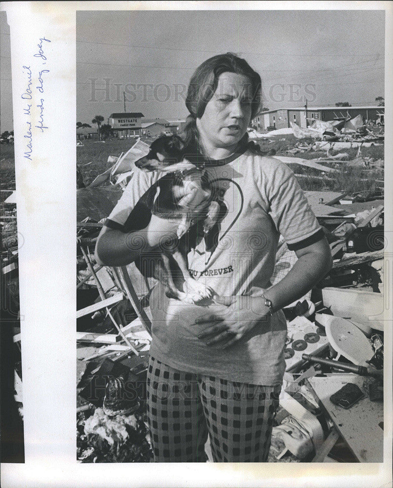 1978 Press Photo Marlene McDaniel Finds Dog Joey Tornado Wreckage Debris - Historic Images