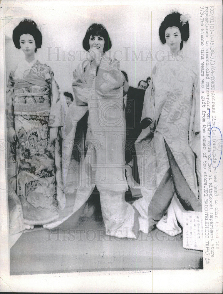 1964 Press Photo Gina Lollobrigida Clad In Komono At Mitsukoshi Dept Store - Historic Images