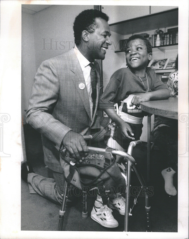 1989 Press Photo Clifton Davis Actor Amen Series Visits Kids La Rabida Hospital - Historic Images