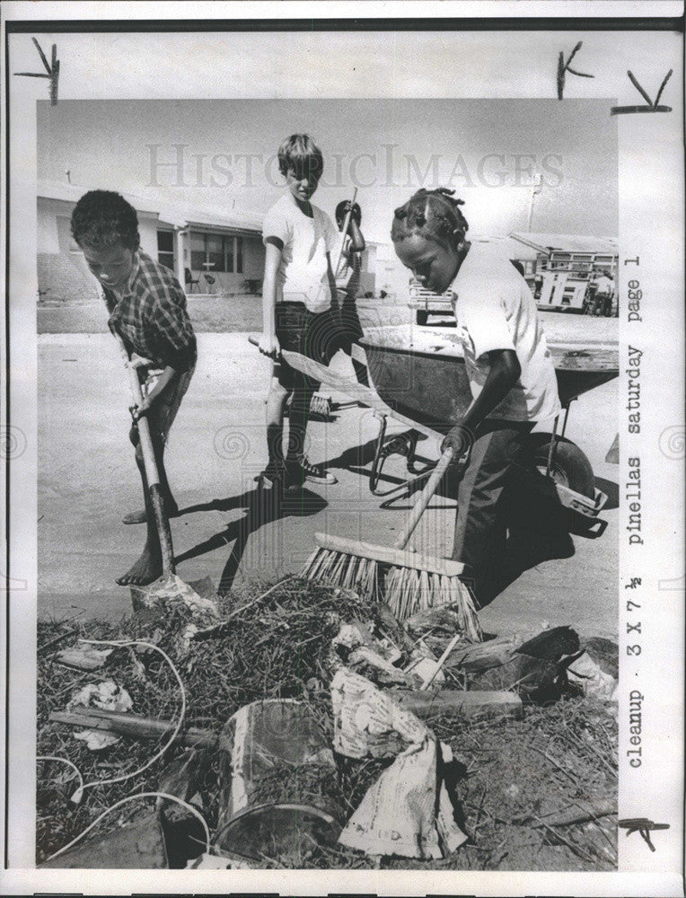 1973 Press Photo Pinellas County Volunteers Tornado Cleanup Effort Largo Florida - Historic Images