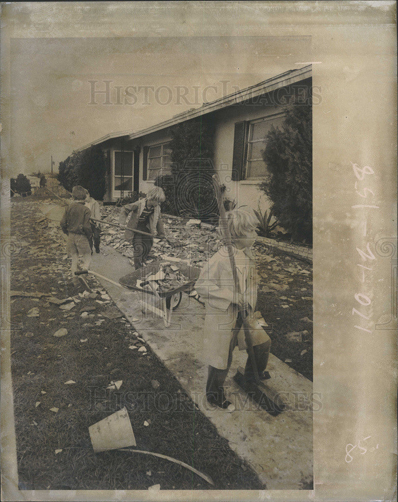 1972 Press Photo Neighbors Clean Up James Bunn Home Tornado Damage Largo Florida - Historic Images