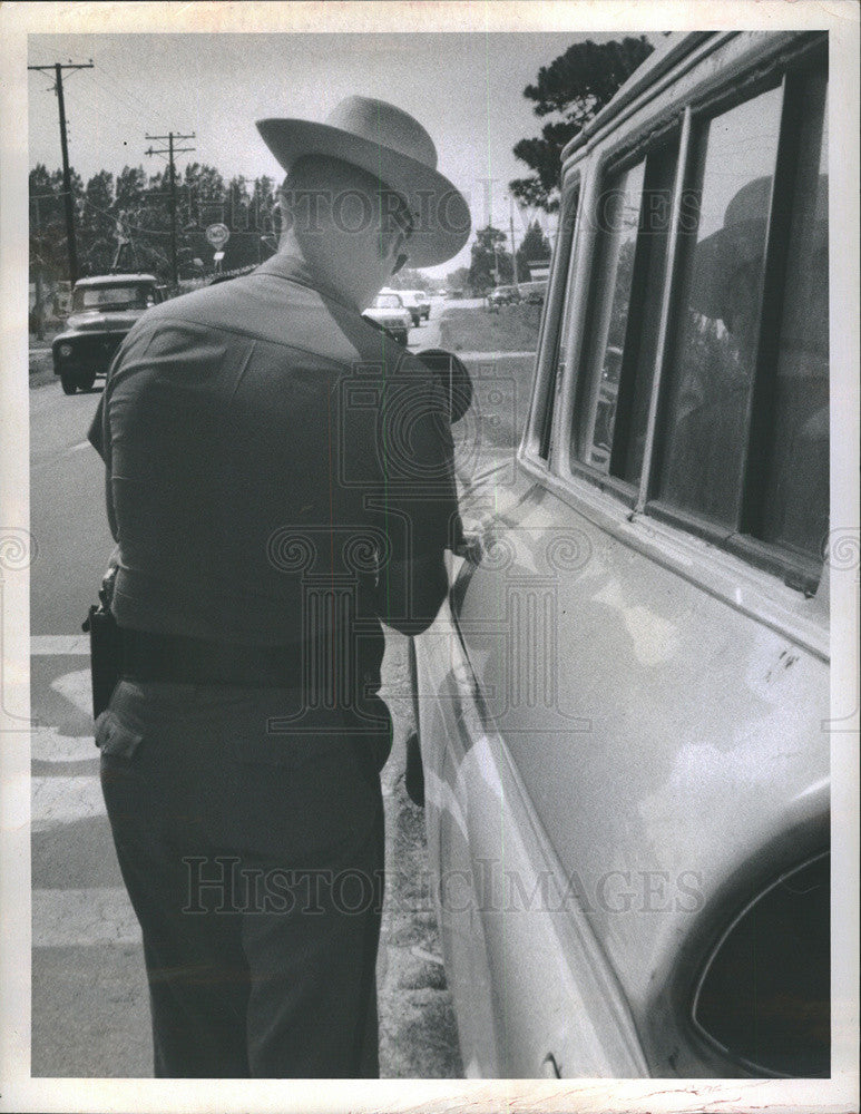 1970 Press Photo State trooper  writes ticket - Historic Images