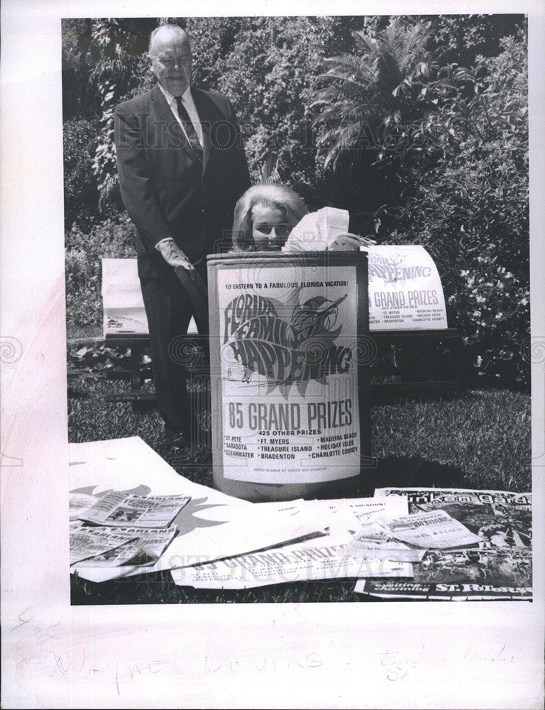 1968 Press Photo Karol kelly advertising Florida with H Wayne Bevis - Historic Images