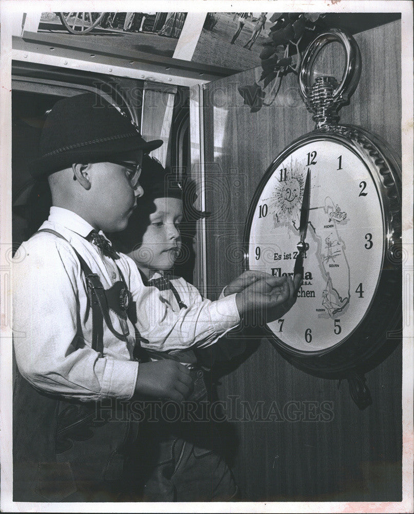 1963 Press Photo Fritz Hans Stuttgart Germany Clock Florida Traveling Showcase - Historic Images