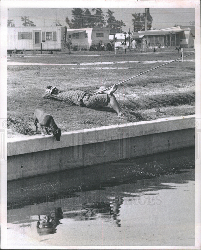 1962 Press Photo Joe Wood and his dog fish and relax in Florida - Historic Images