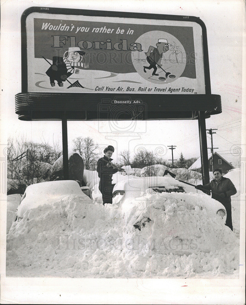 1962 Press Photo Florida travel billboard in Mass. snowbank - Historic Images