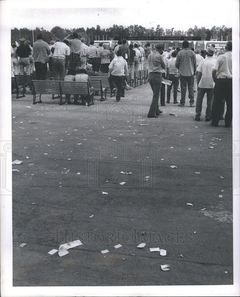 1975 Press Photo Excited Onlookers at Florida Downs Racetrack - Historic Images