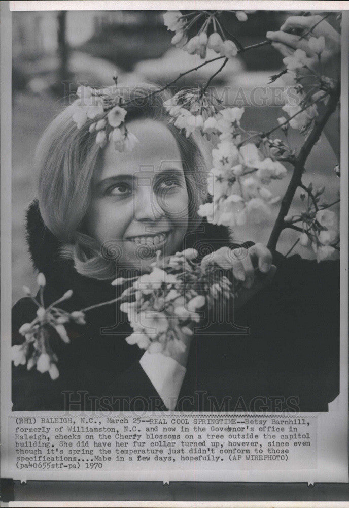 1970 Press Photo Betsy Barnhill Eagerly Watches for Spring at Raleigh, N.C. - Historic Images