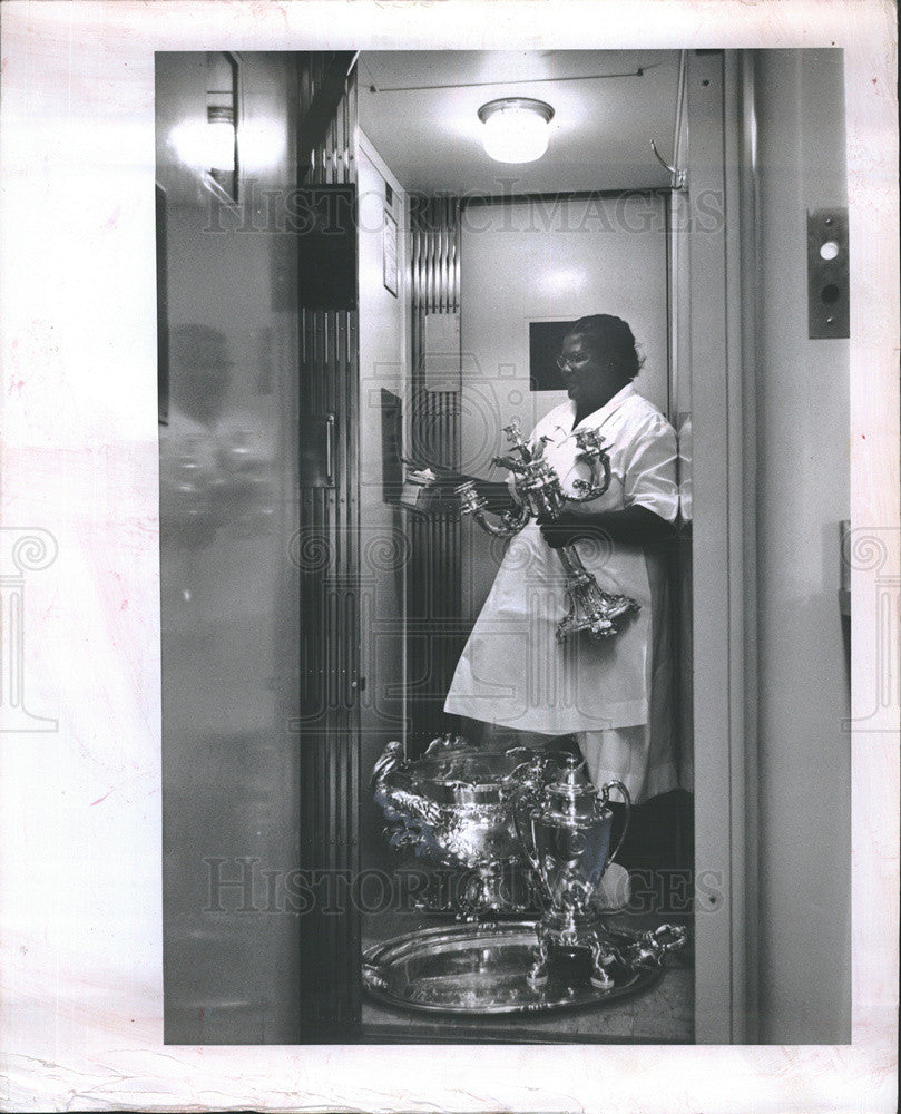 1960 Press Photo of a worker polishing candelabra at Florida Gov. mansion - Historic Images