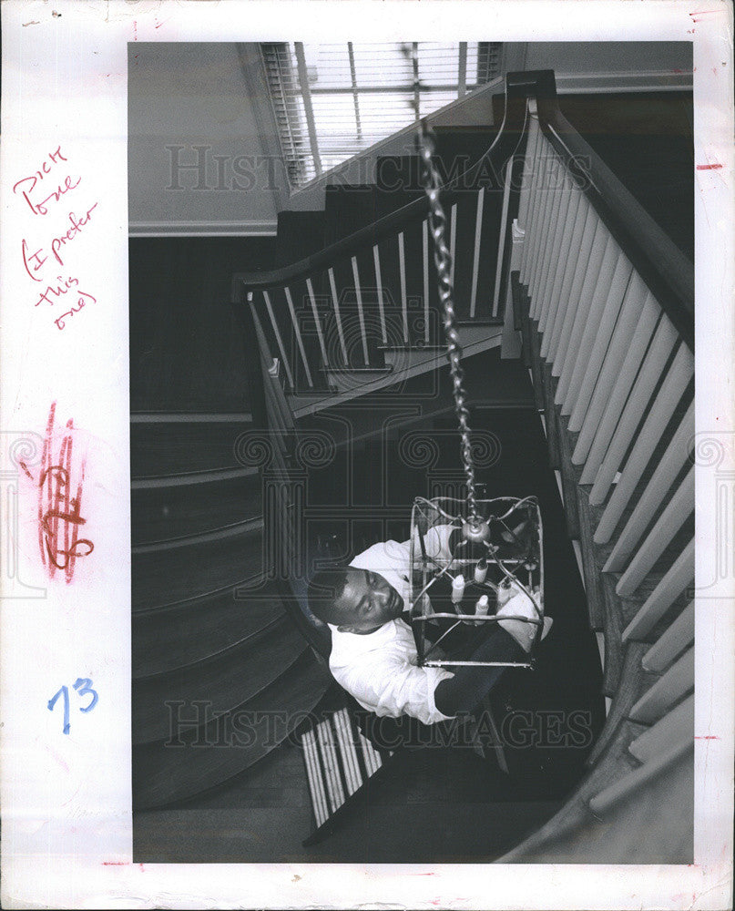 1964 Press Photo of a worker cleaning light fixture in Governor&#39;s Mansion in FL - Historic Images