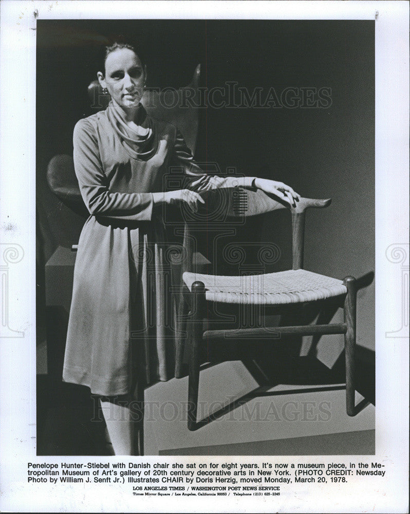 1973 Press Photo P Hunter-Stiebel with Danish chair by Doris Herzig - Historic Images