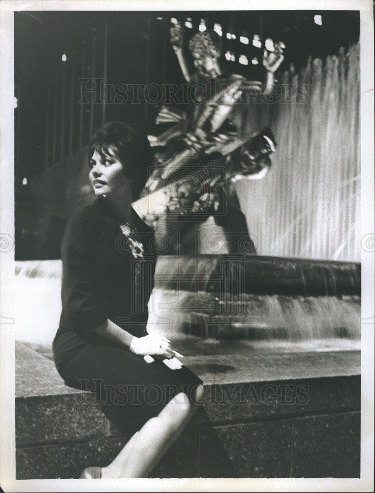 1964 Press Photo Joe Dombroski, Rockefeller Plaza. - Historic Images