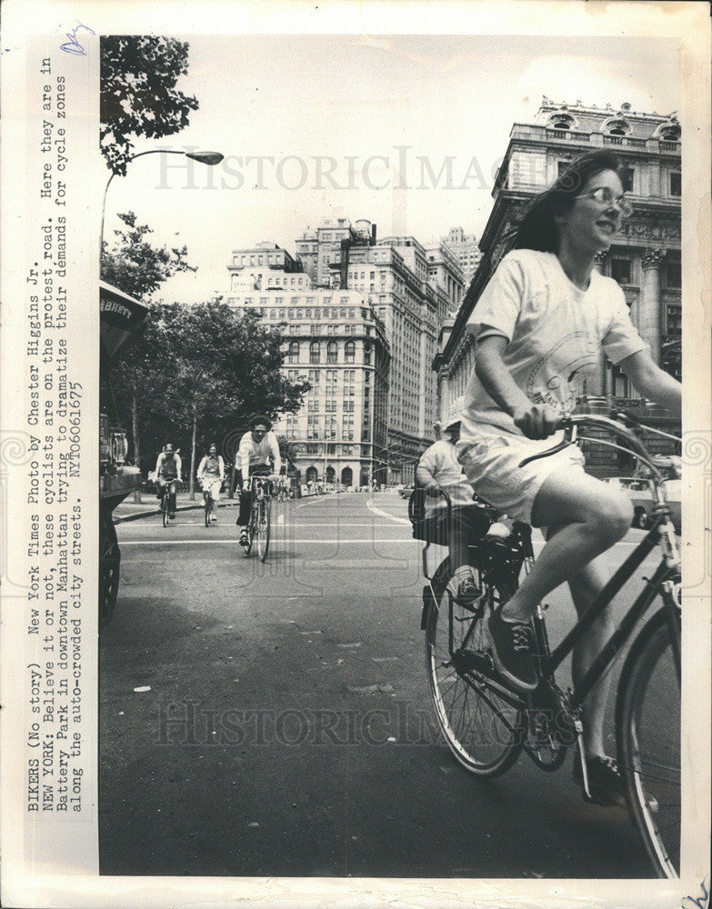 Press Photo Cyclists in Battery Park, Manhattan, protesting for cycle zones. - Historic Images