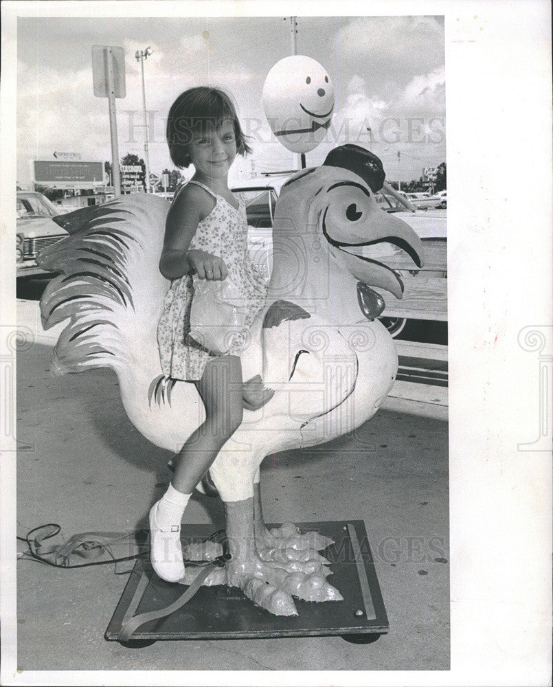 1965 Press Photo Mandy Chestnutt and chicken ride at Florida adv campaign - Historic Images