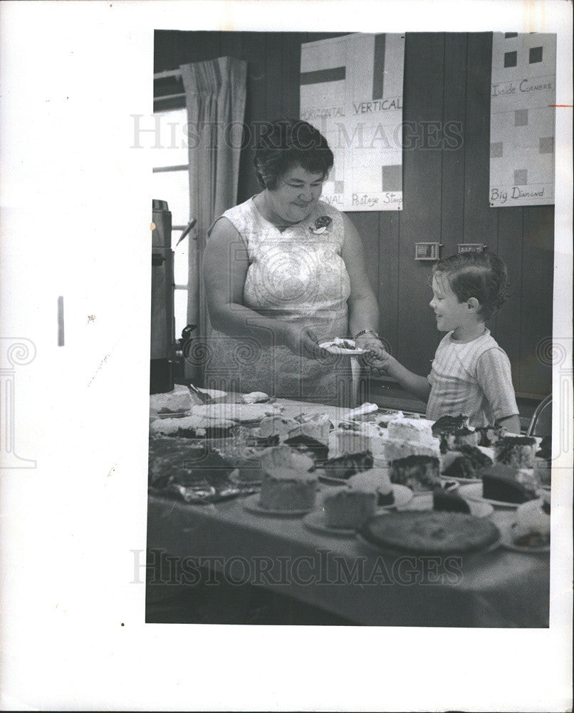 1973 Press Photo of dessert table at Hudson Vol. Fire and Rescue Dept. bazaar - Historic Images