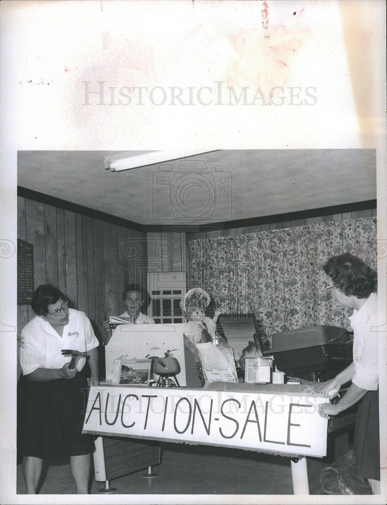 1970 Press Photo of preparations for Hudson Vol. Fire Dept Auction-Sale in FL - Historic Images