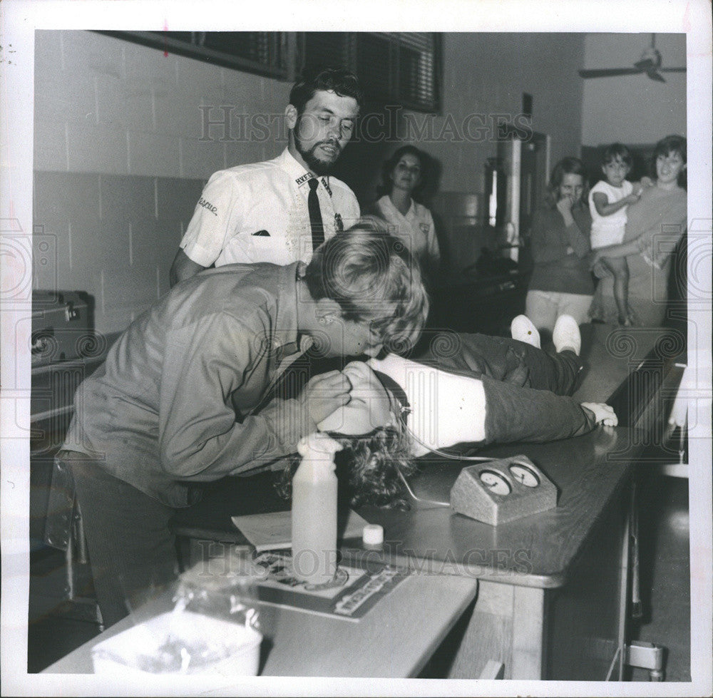 1970 Press Photo Allan McCray Hudson Volunteer Fire Dept Mother first aid course - Historic Images