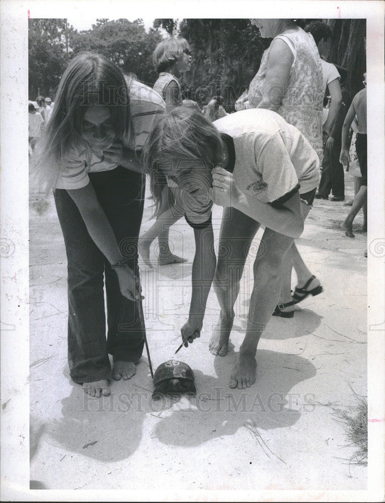 1970 Press Photo Girls with their Turtle after the July 4th Animal Races - Historic Images