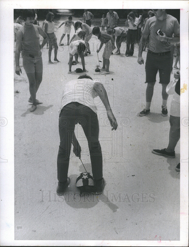 1970 Press Photo Ricky Aurand Racing his turtle in July 4th Animal Races - Historic Images