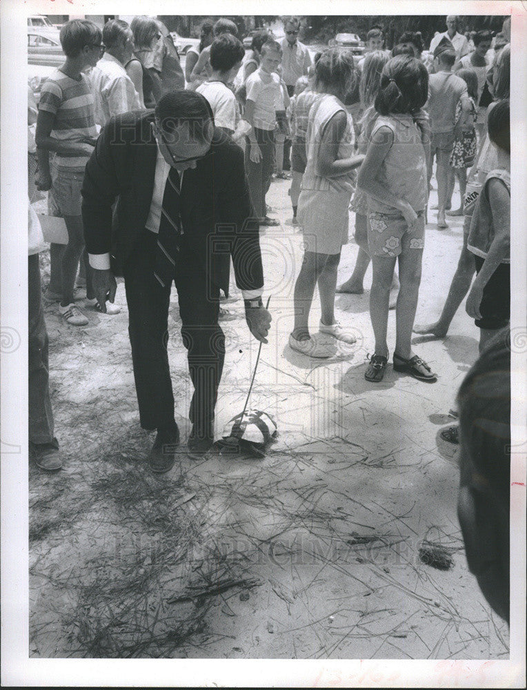 1970 Press Photo Judge William Seaver in July 4th Turtle Race in Hudson - Historic Images