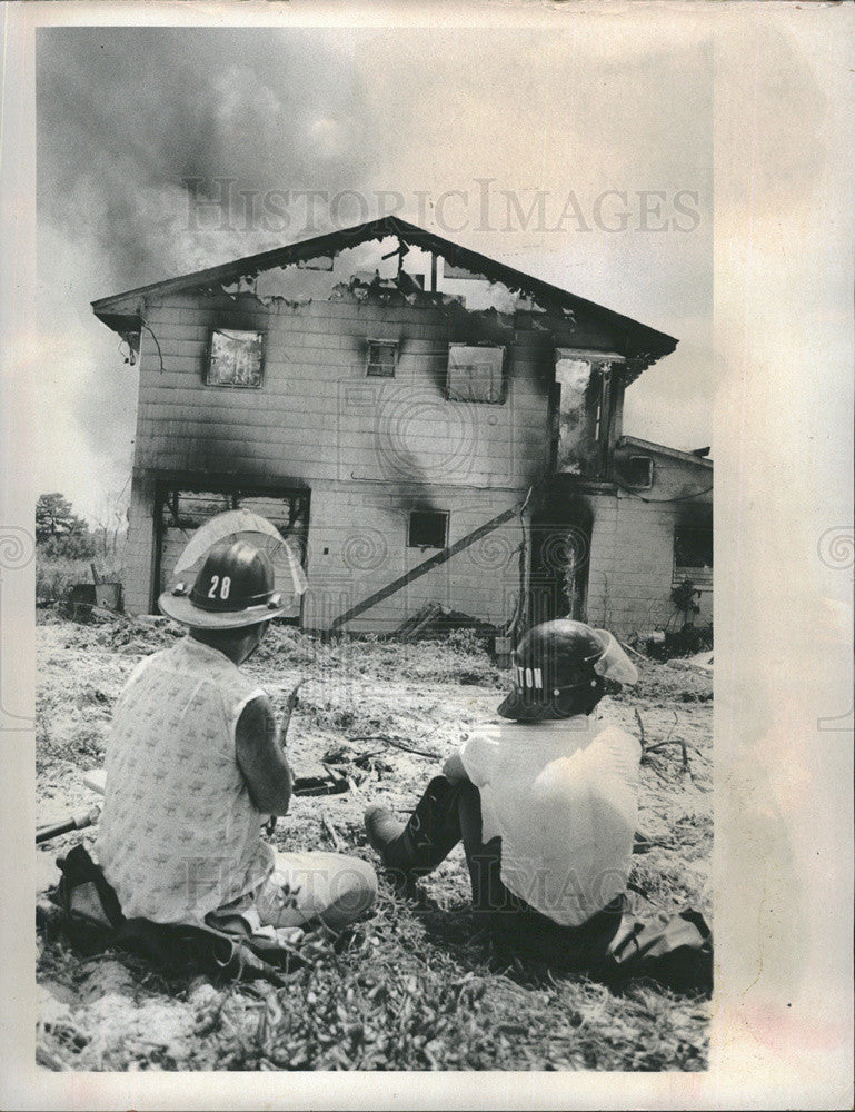 1975 Press Photo Training for firefighters as they burn a building - Historic Images