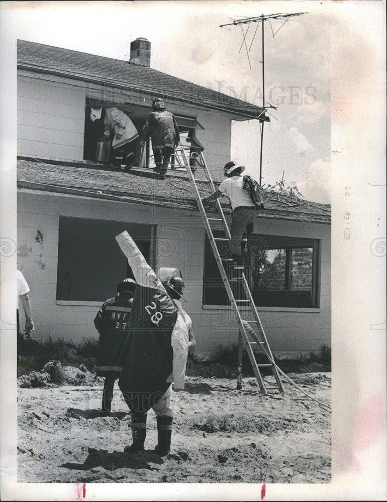 1975 Press Photo Firefighter traing as they burn a building - Historic Images