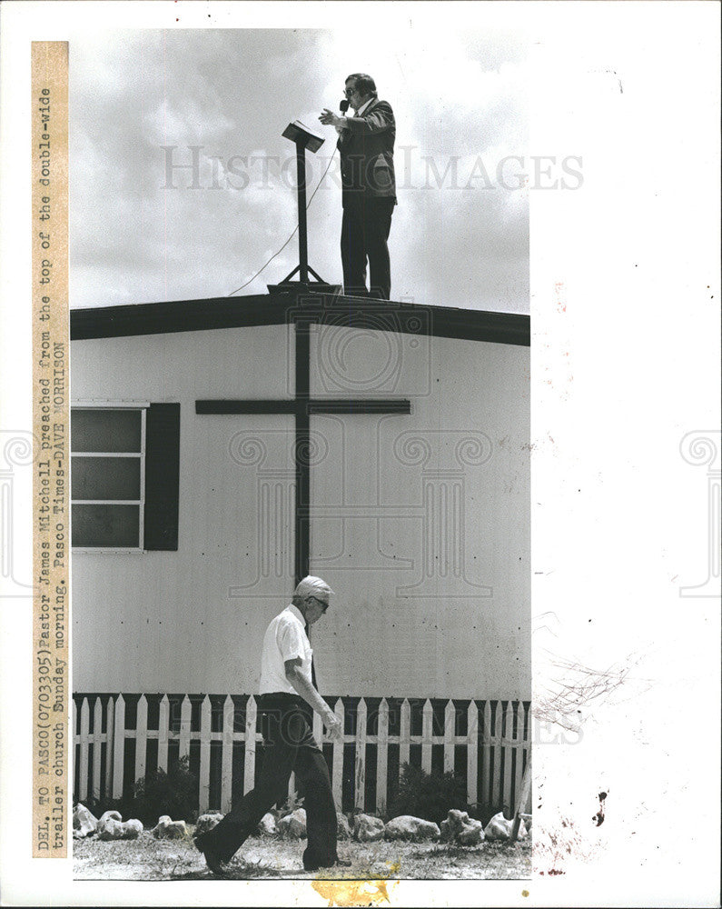 1983 Press Photo Rev James Mitchell of Cornersstone Open bible Church - Historic Images