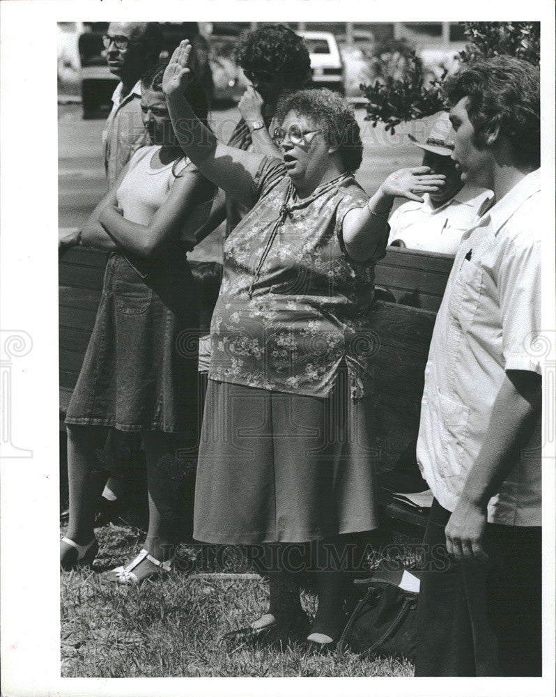 1982 Press Photo Carol Mitchell Spaulding sings at church service - Historic Images