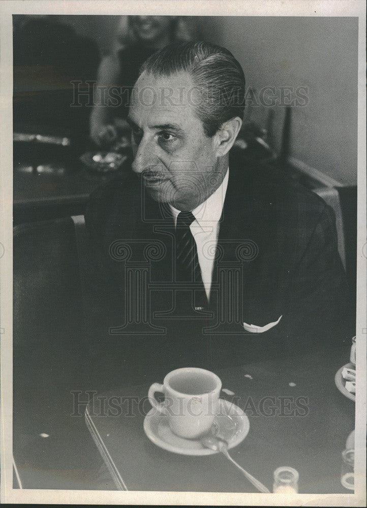 1965 Press Photo Harry Draper manager of Fla Bayfront Center watches space flight - Historic Images