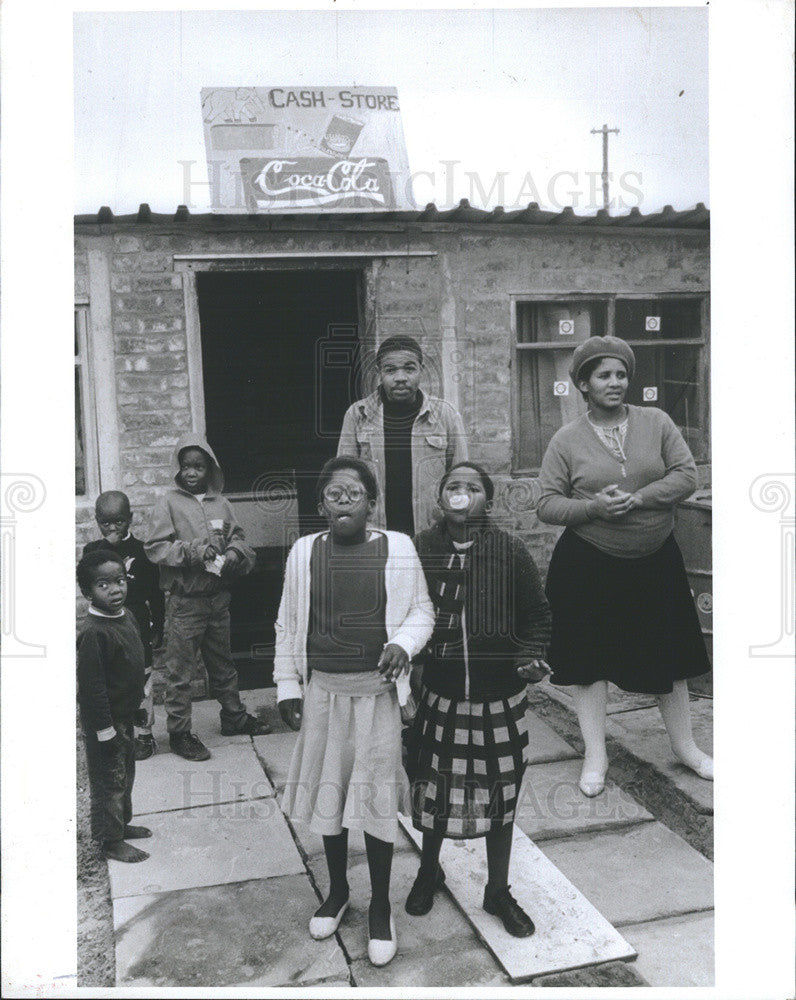 1990 Press Photo Victor Mbauli and wife Cynthia and kids at  his food store - Historic Images