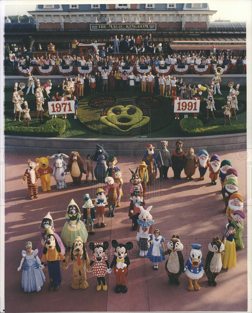 1991 Press Photo Mickey Mouse &amp; friends 20th anniversary being Vacation Kingdom. - Historic Images